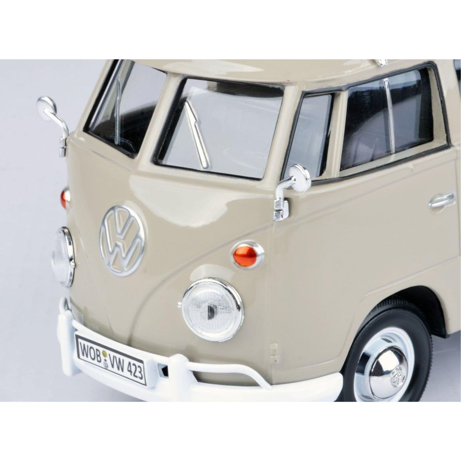 Motormax Volkswagen Type 2 (T1) Scale 1:24 Pickup with Roof Rack + Suit Case + Tarpaulin Cover