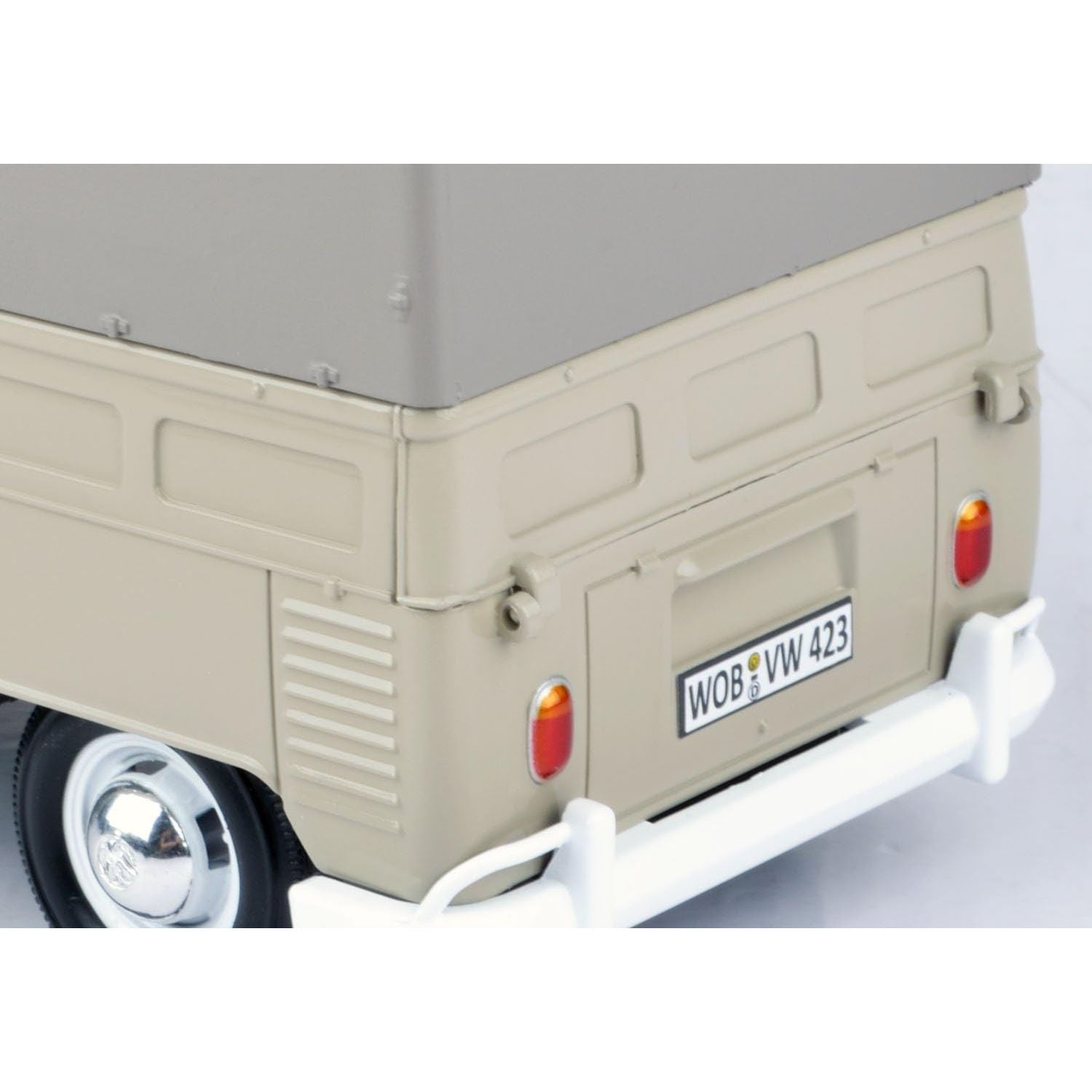 Motormax Volkswagen Type 2 (T1) Scale 1:24 Pickup with Roof Rack + Suit Case + Tarpaulin Cover