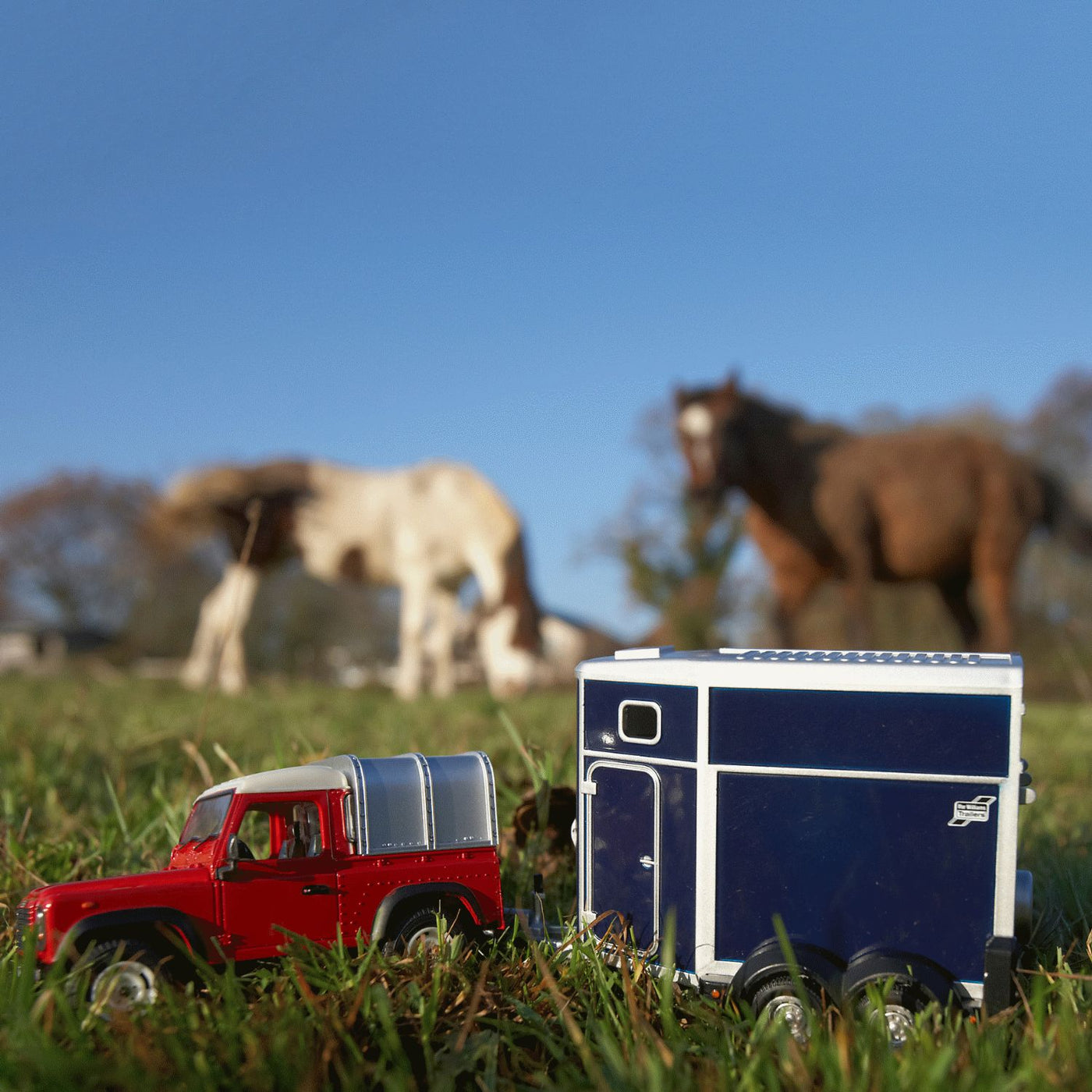 TOMY Land Rover and Horse Set Scale 132